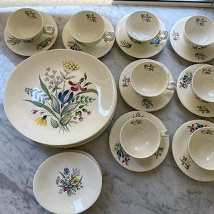 Eva Zeisel-designed set of vintage floral dinnerware (29 pcs), Hall China Co.